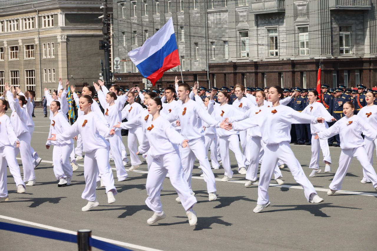 В эпилоге торжественного построения войск челябинского гарнизона выступили артисты ансамбля танца «Урал» и ведущие танцевальные коллективы региона В финале хор из 450 человек исполнил песню «День Победы». Челябинцев поздравила заслуженная артистка России Юлия Чичерина. Фоторепортаж Дмитрия Куткина Вечерний Челябинск