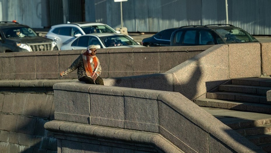 ЗакС Петербурга попросит Госдуму освободить студентов от туристического налога  Спикер городского парламента напомнил, что данная норма действовала в Северной столице, когда вместо туристического налога в гостиницах и других средствах размещения взимали курортный сбор с путешественников.  "Все мы прекрасно понимаем, что даже в таком городе, как [Петербург], мест в общежитиях учебных заведений хронически не хватает. Да и само общежитие может быть далеко от вуза или колледжа, поэтому многим студентам приходится искать подходящий хостел, апарт-отель или гостиницу на условиях долгосрочной аренды", — отметил Александр Бельский.  Автор фото: Михаил Тихонов / "Деловой Петербург"