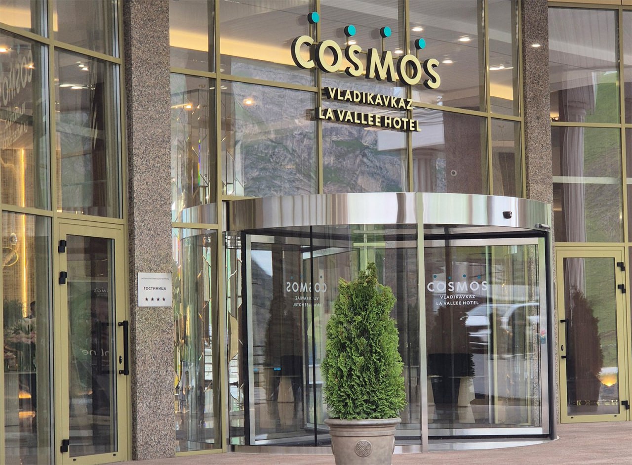 Cosmos Hotel Group открыл первый отель в Северной Осетии В Даргавском ущелье начал работу Cosmos Vladikavkaz La Vallee 4 — первый сетевой отель в республике под управлением федерального гостиничного оператора. Это уже 40-й объект в портфеле Cosmos Hotel Group. Локация — рядом с Даргавским некрополем и Мидаграбинской долиной. 70 номеров, спа-комплекс, бассейн 25 м, рестораны кавказской и европейской кухни. Конференц-зал на 200 человек, вертолётная площадка, возможности для активного туризма. В церемонии открытия приняли участие глава республики Сергей Меняйло, представители туротрасли и вице-президент Cosmos Hotel Group Ольга Акимова. Cosmos развивает устойчивое присутствие на Северном Кавказе: уже работают объекты в Грозном и Домбае, ожидаются новые открытия в Ведучи и Дербенте. Все подробности — в материале RTN.