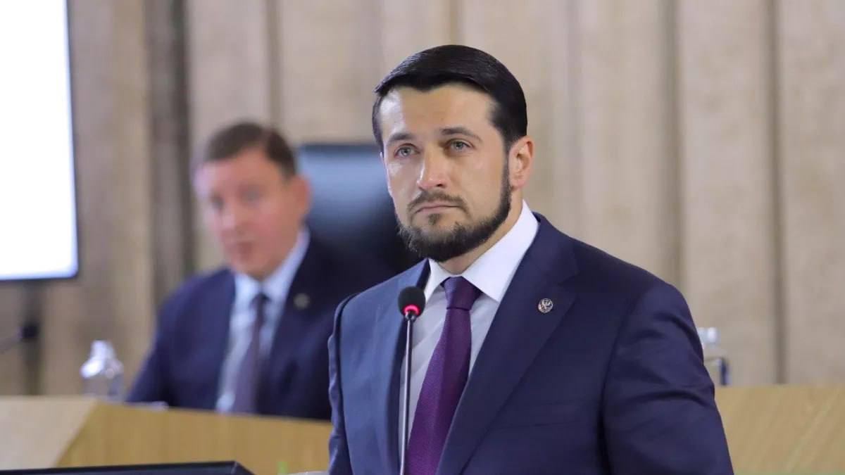 Александр Прокопьев оказался в топе рейтинга персон, ответственных за реализацию социально-экономической стратегии развития региона Председатель Правительства Республики Алтай Александр Прокопьев вошел в топ рейтинга региональных политиков. Его опубликовал telegram-канал "Замгубернатора". По версии канала, Александр Прокопьев оказался в "Высшей лиге" вместе с 23 другими региональными политиками. Остальные же попали под категории "Отличники", "Середняки" и "Аутсайдеры". ТОЛК