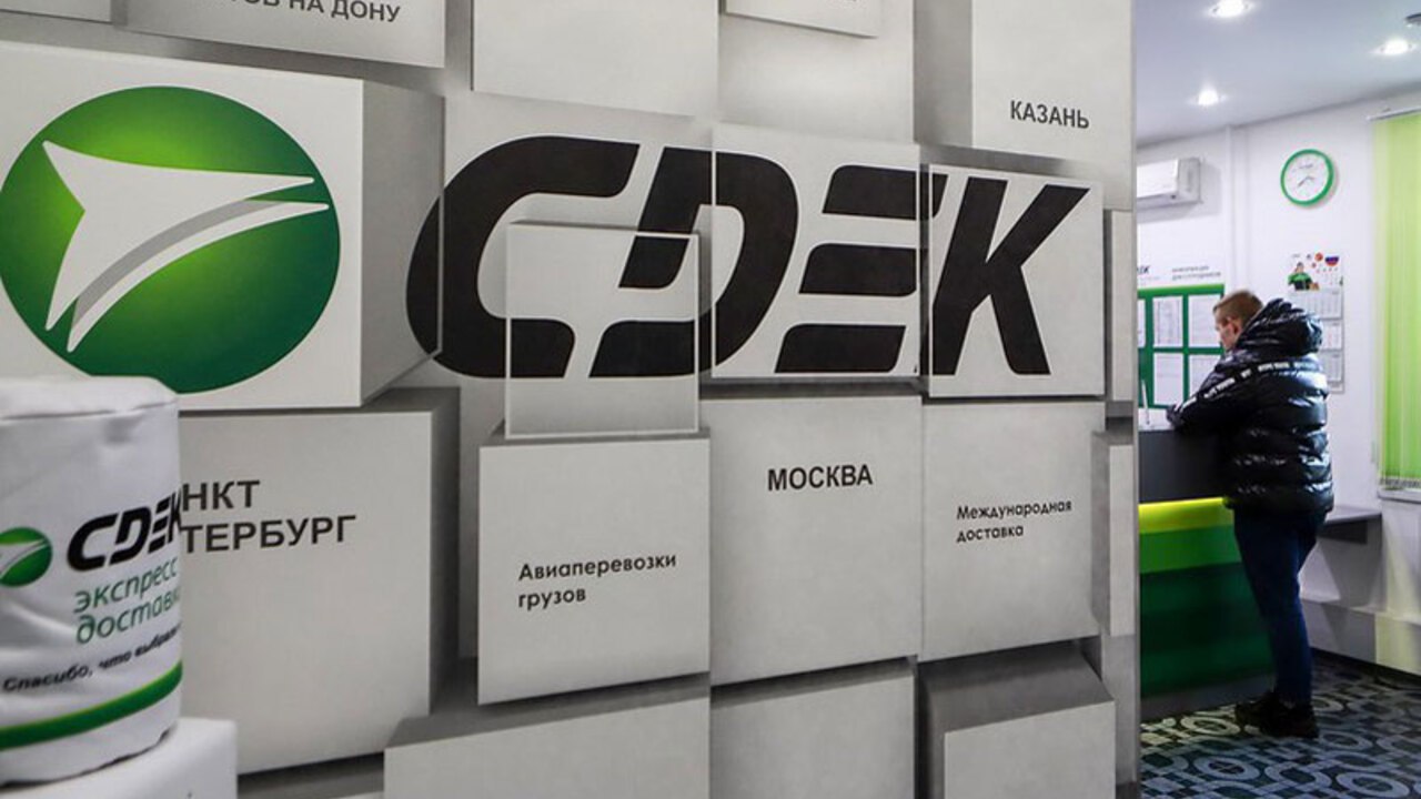 От посылок к контейнерам: CDEK.Shopping выходит в B2B. В 2024-м оборот CDEK.Shopping достиг ₽4,8 млрд +30% за год , а новый B2B-сервис может добавить еще 15-20% к 2025 году; Интеграция с китайским B2B-маркетплейсом JoomPro упростит оптовые заказы для 526 тыс. юрлиц — клиентов CDEK; На рынке 1,4 тыс. операторов, а доля CDEK в трансграничной торговле пока не растет, уступая Aliexpress, Ozon и Wildberries. Российский B2B-импорт из Китая вырос на 60% в 2024 году — CDEK хочет захватить минимум 5% этого рынка, оцениваемого в ₽330 млрд Сервис делает ставку на комплексные решения: от поиска поставщика до таможенного оформления. Но эксперты сомневаются — у CDEK нет опыта массовых оптовых поставок.