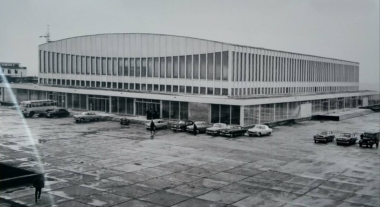 В 1965 году в Нижнем Новгороде тогда Горьком появился Дворец спорта профсоюзов в 1968 м он стал главной ареной хоккейного клуба Торпедо В нулевые комплекс реконструировали в духе эпохи Скоро Торпедо будет играть на новой Ледовой арене на Стрелке Губернатор Глеб Никитин вчера заявил что не против вернуть объекту первоначальный облик