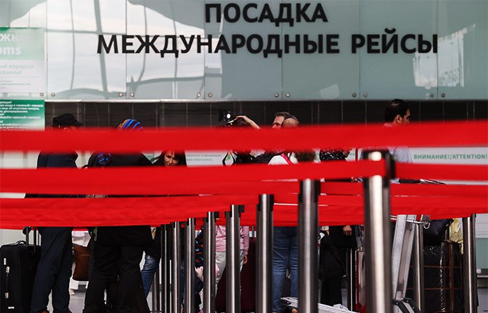 Минтранс РФ обсуждает введение овербукинга на рейсах, выполняемых не реже двух раз в сутки Об этом сообщил статс-секретарь - замминистра транспорта Дмитрий Зверев на XIII Петербургском международном юридическом форуме. "Минтранс России вместе с потребительскими сообществами сейчас обсуждает новые механизмы, в том числе введение овербукинга ... Это обязательное предоставление компенсации и, самое главное, мы говорим о том, что сверхбронирование возможно только на рейсах, летающих не реже, чем дважды в сутки, возможно, цифра будет больше", - сказал Зверев. Овербукинг - намеренная продажа авиакомпанией большего числа билетов, чем количество мест в самолете. Фото: Александр Демьянчук/ТАСС