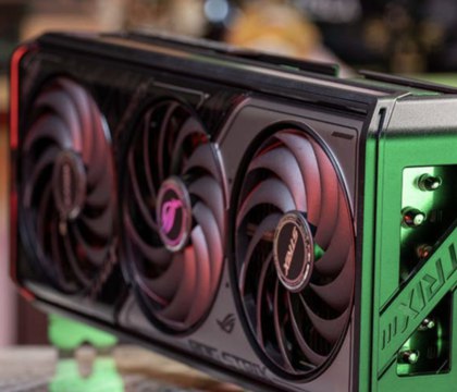 Опубликован первый обзор ASUS GeForce RTX 5070 Ti ROG STRIX — ROG STRIX больше не топовая линейка Портал Videocardz обратил внимание на то, что в сети появился первый обзор графического адаптера GeForce RTX 5070 Ti в исполнении ROG Strix от ASUS. В прошлом эта линейка являлась топовой и в ней выпускались, в том числе флагманские GPU 80-е и 90-е . Очевидно, что теперь все изменилось. Топовой теперь считается линейка ROG Astral. Читать далее