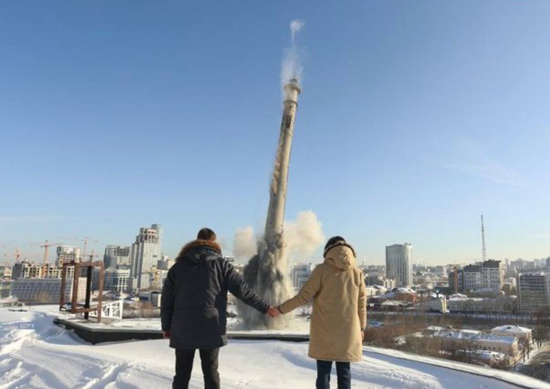 Сносить скандальный многоэтажный недострой «Призма» у железнодорожного вокзала Екатеринбурга придется наследникам его покойного основного владельца. Мэр граф Орлов заявил, что общался с ним  не в смысле спиритического сеанса, еще когда тот был живым  и человек был на все согласен.  Надо взрывать, конечно, будет еще одно красивое городское шоу, мы к такому со всем возможным уважением.