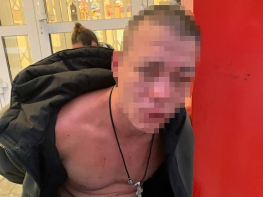 Житель Новосибирска три месяца безнаказанно грабил магазин Мужчина с апреля систематически грабил супермаркет «Магнит» на Кубовой улице в Новосибирске, сообщила пресс-служба агентства безопасности «Гвардия». Он заходил в магазин с мачете и спокойно набирал продукты, после чего покидал магазин, угрожая холодным оружием сотрудникам. Всего на его счету более 20 эпизодов ограблений, в том числе и в других магазинах района. Мужчина на протяжении нескольких месяцев заходил в магазин, спокойно брал продукты питания и, угрожая продавцам ножом, внешне напоминающим мачете, уходил безнаказанным. Сотрудники боялись лично вступать в конфликт с вооруженным гостем и нажимали тревожную кнопку после того, как злоумышленник успевал скрыться с места преступления, — рассказали в агентстве. Задержать вора удалось ранним утром 14 июля. Сотрудник магазина решил заболтать мужчину до приезда ГБР. Заприметив автомобиль службы, злоумышленник поспешил к выходу, но был пойман работниками охранного агентства в соседнем дворе. Прибывшие на место родственницы подтвердили, что мужчина вернулся из зоны проведения СВО. Находясь в исправительном учреждении, он подписал контракт и отправился на СВО. Вернулся по состоянию здоровья — по словам приехавших жены и сестры, у мужчины было ампутировано несколько внутренних органов. Правонарушитель был передан полиции, — поделились в «Гвардии». News