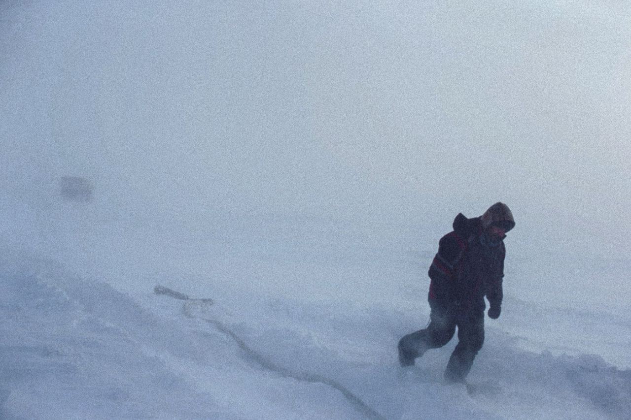 В Булунском улусе ищут третьего пропавшего в разгар пурги Сегодня 22 декабря в экстренные службы поступило тревожное сообщение накануне вечером около 22 00 из посёлка Быковский Булунского улуса Якутия выехали на снегоходе YAMAHA трое человек и бесследно исчезли Поиски начались в экстремальных условиях в соседнем посёлке Тикси бушевала пурга со скоростью ветра до 27 метров в секунду На помощь оперативно выдвинулись силы местного сообщества Рано утром на поиски отправился вездеход рыболовецкой артели Арктика с группой в которой был родственник пропавших Вслед за ними в 8 30 по якутскому времени на четырёх снегоходах Буран выехала поисковая группа от администрации Быковского наслега Спустя несколько часов около 10 53 поступила первая обнадёживающая новость глава наслега сообщил что двоих мужчин удалось обнаружить Как выяснилось их снегоход сломался и они самостоятельно добрались до посёлка Тикси 3 где остановились в гостинице Арктика Однако ситуация остаётся напряжённой Поиски третьего участника поездки продолжаются Подробнее   yakutia info article 214484