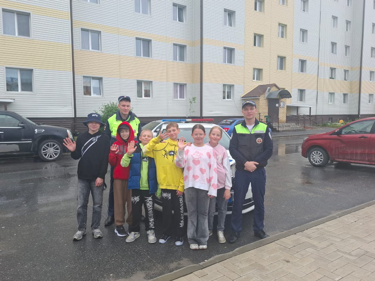 ‍ В Новом Уренгое автоинспекторы посетили городские детские площадки с лекциями по безопасности.  Инспекторы напомнили юным участникам движения о ключевых правилах безопасной прогулки, а также о важности соблюдения ПДД при нахождении во дворах и при пересечении проезжей части. Особо был подчеркнут строгий порядок использования велосипедов и средств индивидуальной мобильности.  Полицейские также отметили решающее значение ношения световозвращающих элементов в темное время суток. Эти элементы являются эффективным средством пассивной защиты, значительно повышая видимость пешеходов и помогая предотвратить дорожно-транспортные происшествия.     #мвдроссии #полиция #гибддянао #гибдд #янао #новыйуренгой