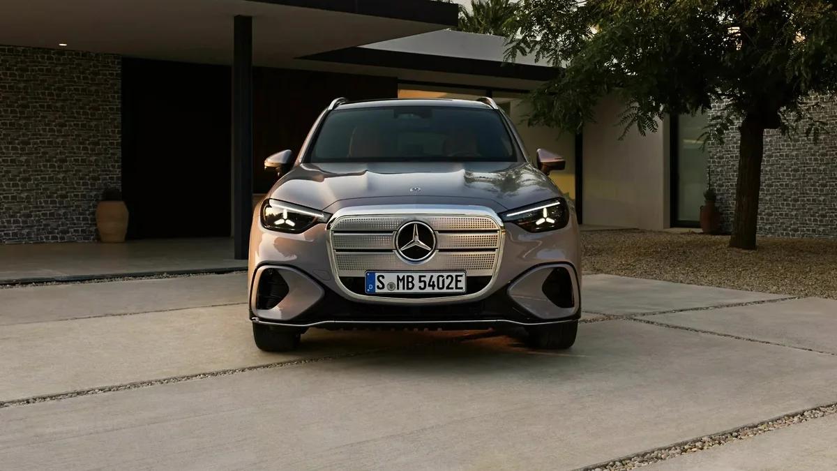 Mercedes Benz представила новый полностью электрический кроссовер полное название которого GLC with EQ Technology с технологией EQ Он придет на смену плохо продаваемому EQC и станет одним из основных конкурентов BMW iX3 Рыночный дебют запланирован на первую половину 2026 года