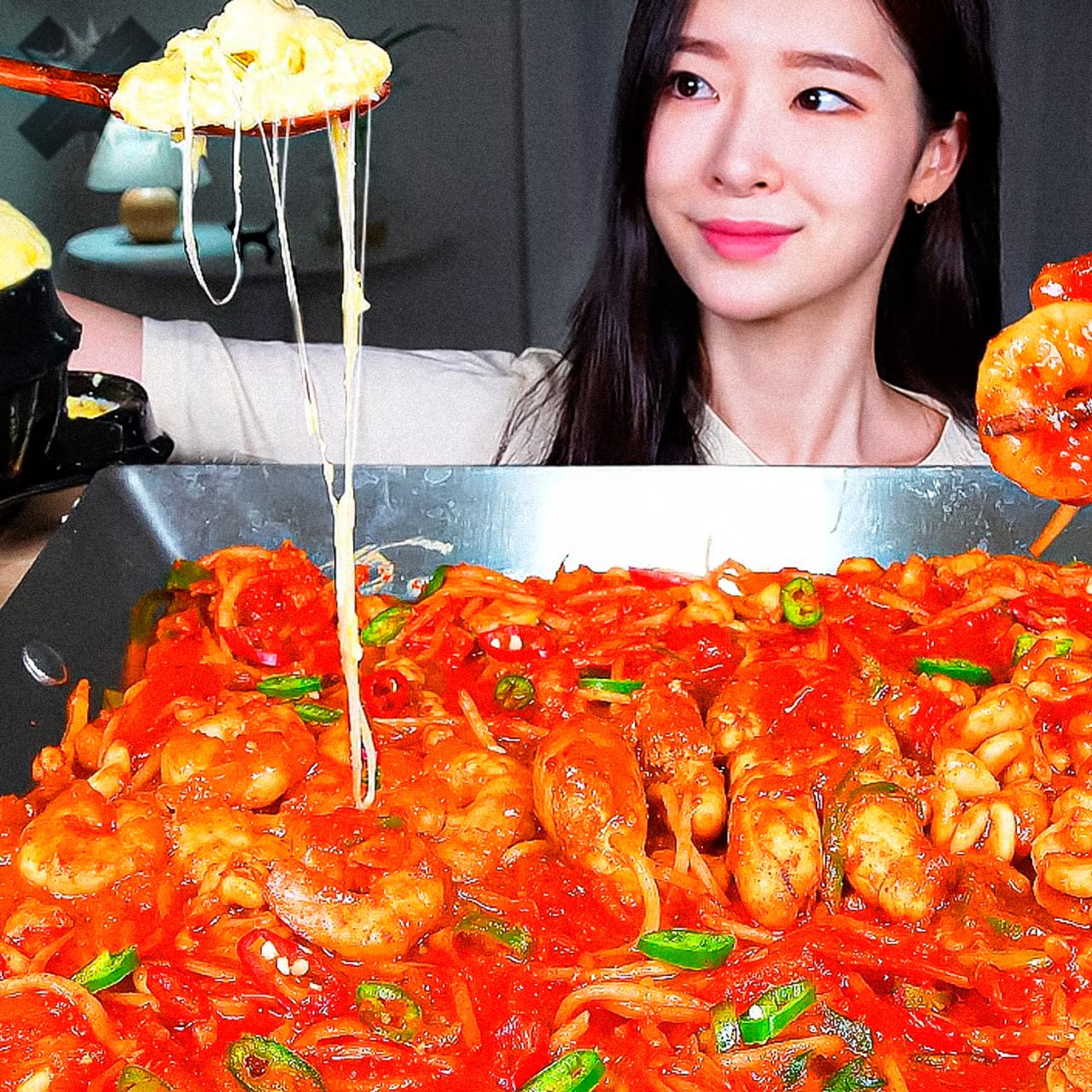 Китаец подал в суд на жену заявив что она слишком много ест После полугода брака мужчина внезапно решил что расход еды в доме неадекватный и потребовал через суд вернуть ему 20 000 юаней выкупа за помолвку и ещё 30 000 как компенсацию за питание жены Суд мягко говоря удивился логике истца есть это нормально Поэтому требование о компенсации за еду отклонили но часть выкупа вернуть всё же обязали После чего пара официально развелась кушать мое любимое хобби это же насколько нужно быть жадным чтобы даже в суд подать НМШ