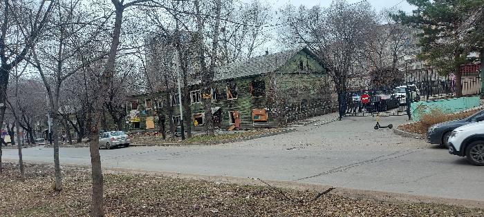 Дом стал приютом для бомжей В Хабаровске жители Владивостокской жалуются на расселённый барак. Пустующий дом стал приютом для бездомных и компаний подростков. Жители опасаются, что ничем хорошим это не закончится, и просят снести его или хотя бы огородить. Подписаться Прислать новость