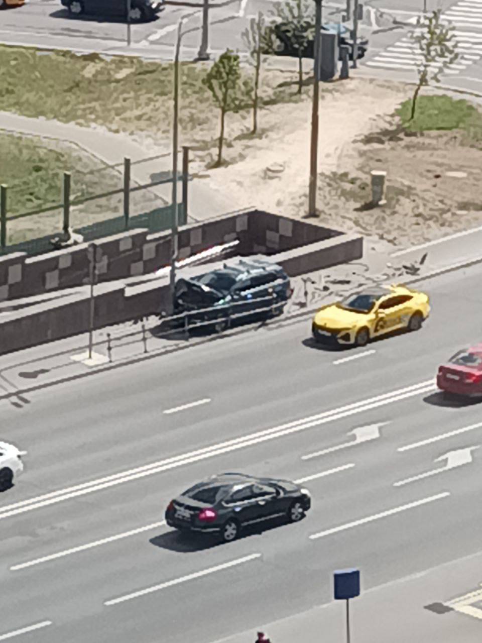 Автомобиль вылетел на тротуар у пешеходного перехода в ЖК «Переделкино Ближнее» Информации о пострадавших нет. ЧП / Москва