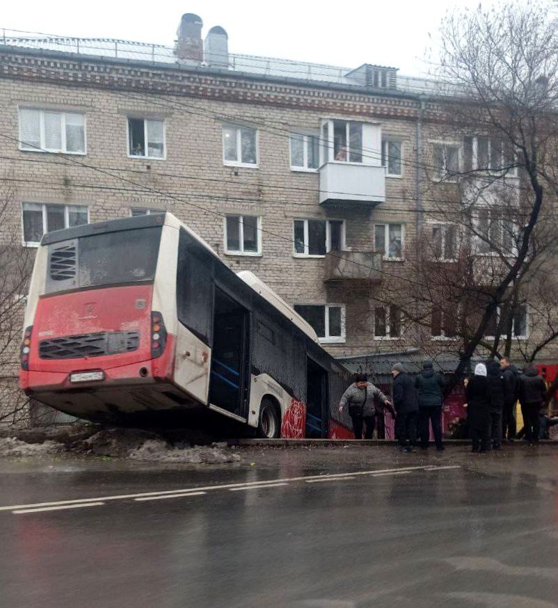 После ДТП в Соликамске пострадала пассажирка автобуса Водитель почувствовала запах гари вышла из него но не поставила на стояночный тормоз В это время в салоне находились два человека Автобус покатился и улетел в кювет В результате пострадала одна пассажирка Прокуратура и ГИБДД проводят проверку Подписаться на Properm ru