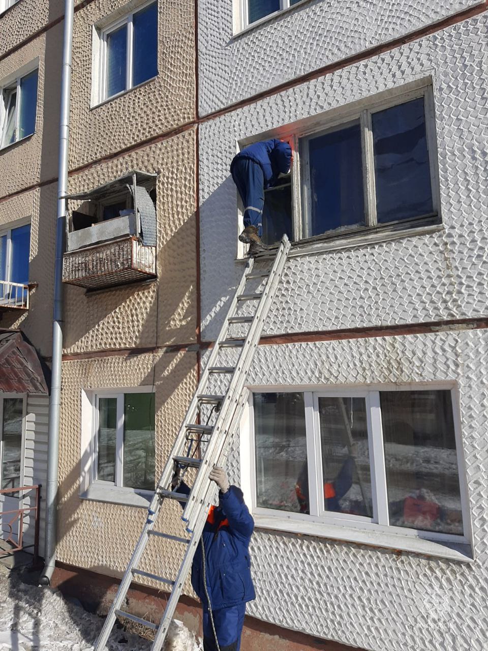 Магаданские спасатели залезли в окно на 2 этаже и помогли мужчине  К спасателям обратились жильцы дома, которые через вентиляцию услышали крики о помощи. Их сосед находился в ванной, у него заклинило спину.   К месту вызова направилась дежурная смена спасателей МЧС России. Через окно 2 этажа с помощью трехколенной лестницы специалисты проникли в квартиру и перенесли мужчину на кровать, оказав ему необходимую помощь.