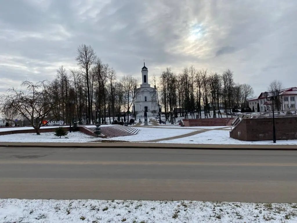 На сессии депутатов обсуждали подготовку Заславля к «Дажынкам-2025»  Ни для кого не секрет, что в этом году единственный город пристоличья примет тружеников села со всей области. Именно здесь будут праздновать «Дажынкi-2025». Благодаря этому Заславлю присвоили статус – временная столица Минщины-2025. Кстати, в этом же году городу исполнится 1040 лет.    Ко всем праздникам нужно подготовиться как следует, это и обсудили на 14 внеочередной сессии Минского районного Совета депутатов.  Председатель Заславского горисполкома Светлана Карташева выступила перед своими коллегами и председателем Минского областного Совета депутатов, члена Совета Республики Натальи Якубицкой.  – Подготовка уже идет вовсю, – отмечает Светлана Карташева. –  Многое сделали в 2024-ом. В Залавле праздновали 90-летие Минского района. За прошлый год наш город сильно поменялся, многие проблемные вопросы подтянули.   Что касается планов, то они масштабные. Подробнее читайте на нашем сайте  #Заславль