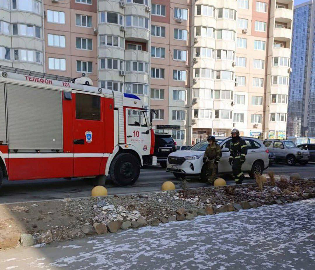 Госавтоинспекция Владивостока оштрафовала водителя Haval, помешавшего пожарным!  В ходе мониторинга соцсетей полиция выявила видео, где водитель Haval на Зелёном бульваре припарковался так, что создал помеху пожарному автомобилю!   В ходе розыска сотрудники Госавтоинспекции установили личность нарушителя – 25-летнего жителя Ивановской области, который объяснил, что приехал в гости к брату.  В отношении молодого человека составлен административный материал по статье 12.19 КоАП РФ  создание помех для движения .   Штраф составил 2000 рублей.