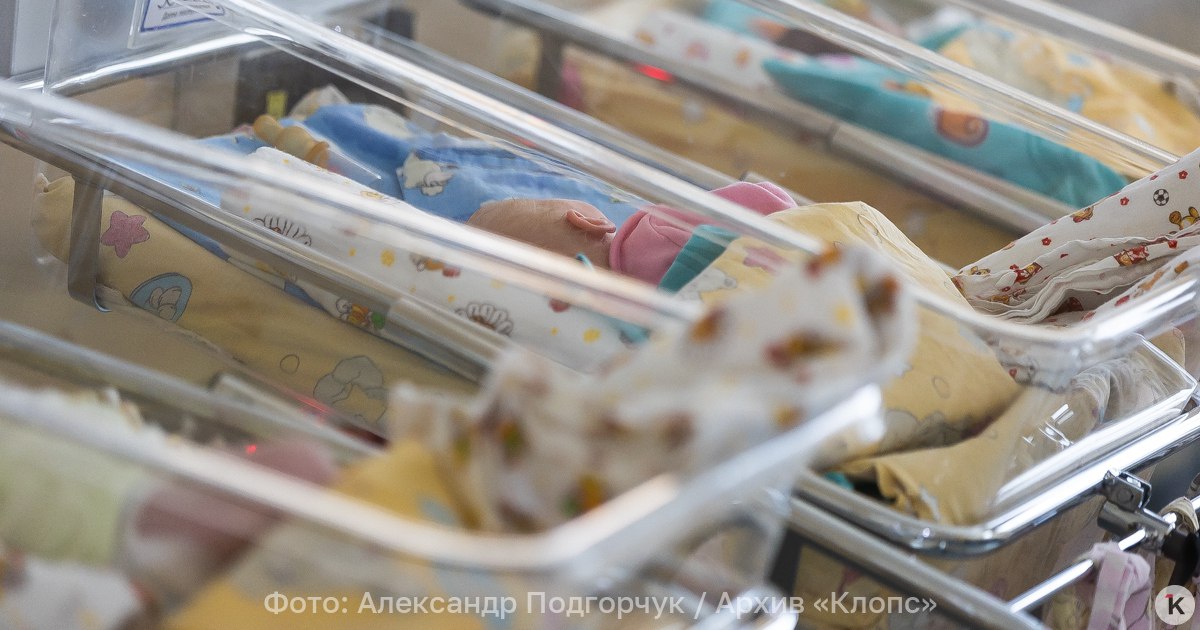 В Президентской академии назвали государственное слово России 2025 года В России рождаемость стала государственным словом 2025 года Об этом в субботу 20 декабря сообщает РИА Новости со ссылкой на РАНХиГС Эксперты Президентской академии второй год подряд выбирают государственное слово года в России В этом году им стала рождаемость его упоминаемость в стратегических документах страны выросла в восемь раз отмечается в сообщении В топ 5 также вошли лидерство государство цивилизация интеллект языковая политика В 2024 году главным словом России стал суверенитет