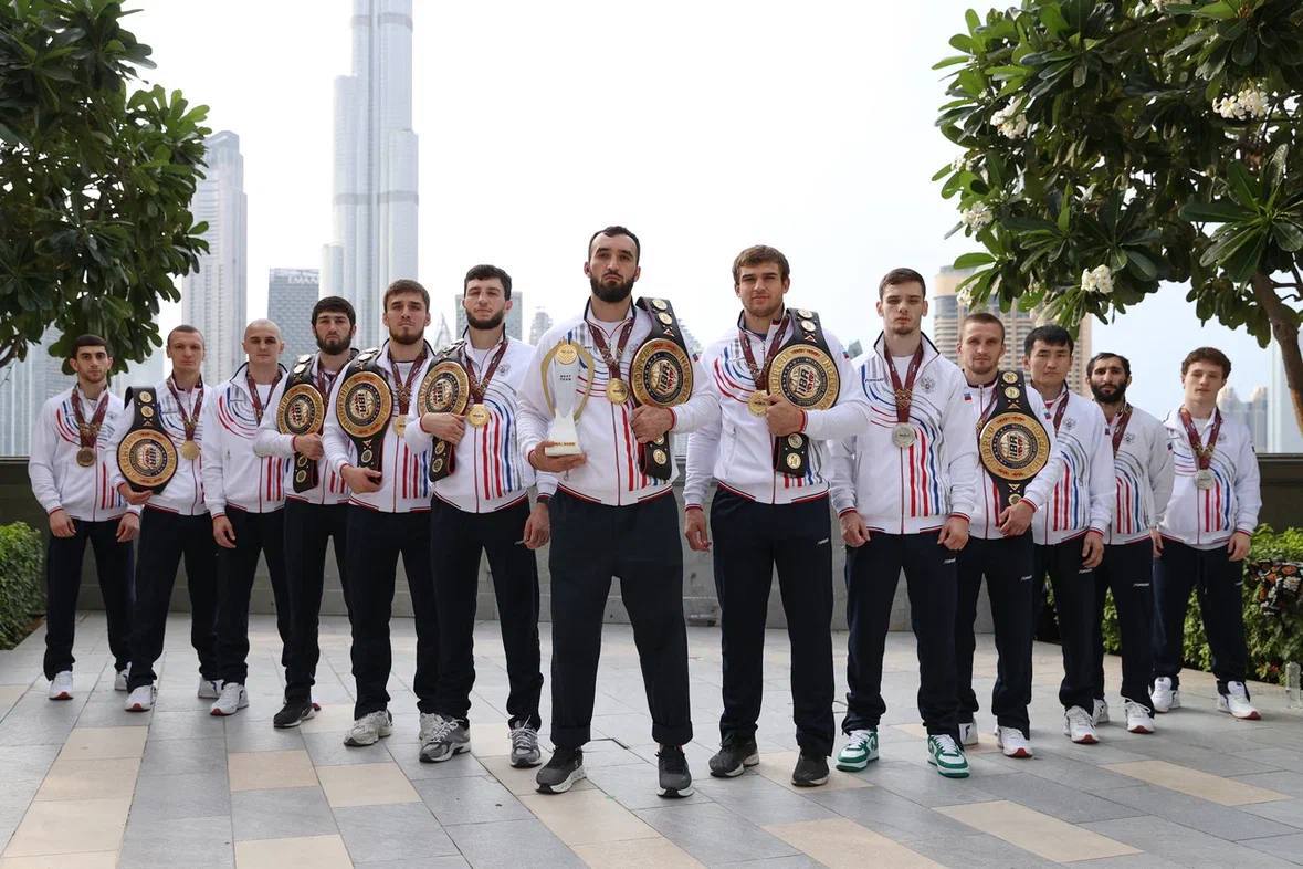 Путин поздравил российских боксеров с завоеванием золотых медалей на ЧМ Сильный и волевой характер мастерство и отличная подготовка стали главными слагаемыми вашего успеха позволили вам одолеть в честных поединках достойных соперников подняться на высшую ступень пьедестала почета И конечно поздравляю всю нашу сборную с победой в общекомандном зачете говорится в послании президента России на сайте Кремля Золотые награды в Дубае завоевали Всеволод Шумков Илья Попов Исмаил Муцольгов Джамбулат Бижамов Шарабутдин Атаев Муслим Гаджимагомедов и Давид Суров Подписывайтесь на РИА Новости Спорт в MAX