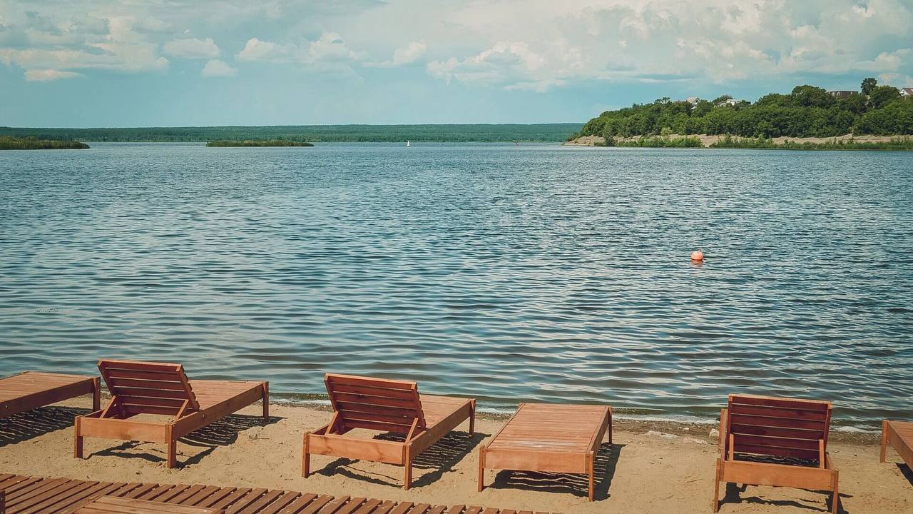 В Тюмени сегодня откроется первый общегородской пляж на озере Круглое. По словам директора компании-оператора пляжа Александра Андросова, с сегодняшнего дня на пляже будут дежурить спасатели, установлены буйки и вышка. Официальное открытие пляжа запланировано на 5 июля.