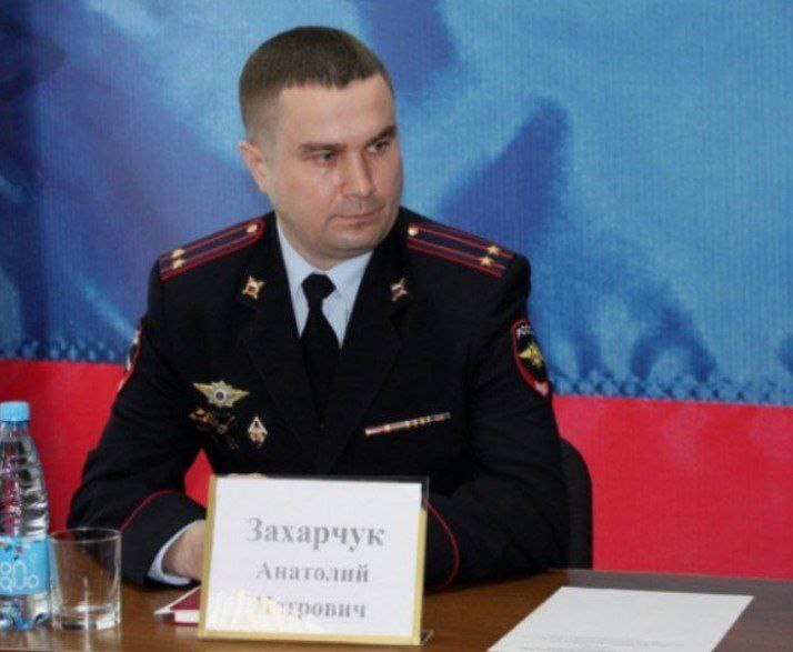 Бывший главный артёмовский полицейский, экс-начальник отдела МВД по городу Артёму Анатолий Захарчук погиб на СВО, куда он отправился в конце 2024 года Ранее сообщалось, что Анатолий Захарчук был уволен из органов МВД в связи с начавшимся в отношении него уголовным преследованием. Бывшего начальника городского отдела МВД обвиняли в превышении должностных полномочий. По версии следствия, Анатолий Захарчук, будучи начальником ОМВД по городу Артёму, требовал с подчинённых назначенные им премии. Всего по версии следствия начальник получил 500 тысяч рублей. В ходе следствия данная сумма была возмещена потерпевшим. Суд, однако, до логического завершения – до приговора, не дошёл. Анатолий Захарчук подписал контракт с Министерством обороны РФ и отправился служить на СВО. Вчера сообщили о его гибели... Приносим соболезнование родным и близким погибшего.