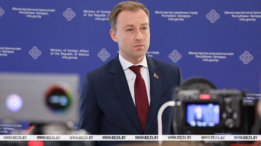 Пресс-секретарь МИД Беларуси Руслан Варанков: «Почему литовские власти по-прежнему не дают ответов по фактам жестокого обращения с мигрантами и не комментируют роль своих граждан, задержанных за организацию нелегальных переходов. Призываем литовских партнеров сосредоточиться на диалоге, как это неоднократно предлагала Беларусь, вместо поиска мифических объяснений». «С чувством искреннего любопытства мы ознакомились с заявлениями главы литовской погранзаставы господина Киселюса о так называемых курсах по преодолению заборов для мигрантов на белорусской территории. Высказанные идеи, безусловно, оригинальны, но вызывают ряд вопросов. Почему бы литовским пограничникам не получить у задержанных мигрантов информацию о конкретном местонахождении упомянутых тренировочных объектов? Беларусь готова организовать для господина Киселюса и его коллег совместный выезд на приграничные территории для проверки этих данных». Прислать новость