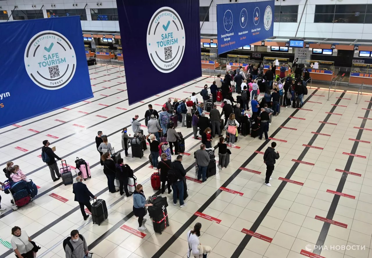 Россияне чаще всего в январе сентябре этого года путешествовали в Турцию Абхазию и Казахстан на эти три страны пришлась половина всех выездов за границу сообщили РИА Новости в ЕМИСС В топ 10 также вошли Китай ОАЭ Египет Грузия Таиланд Армения и Узбекистан Всего с начала года россияне совершили 24 млн поездок за границу против 22 4 млн годом ранее Подписаться на РИА Новости экономика Все наши каналы