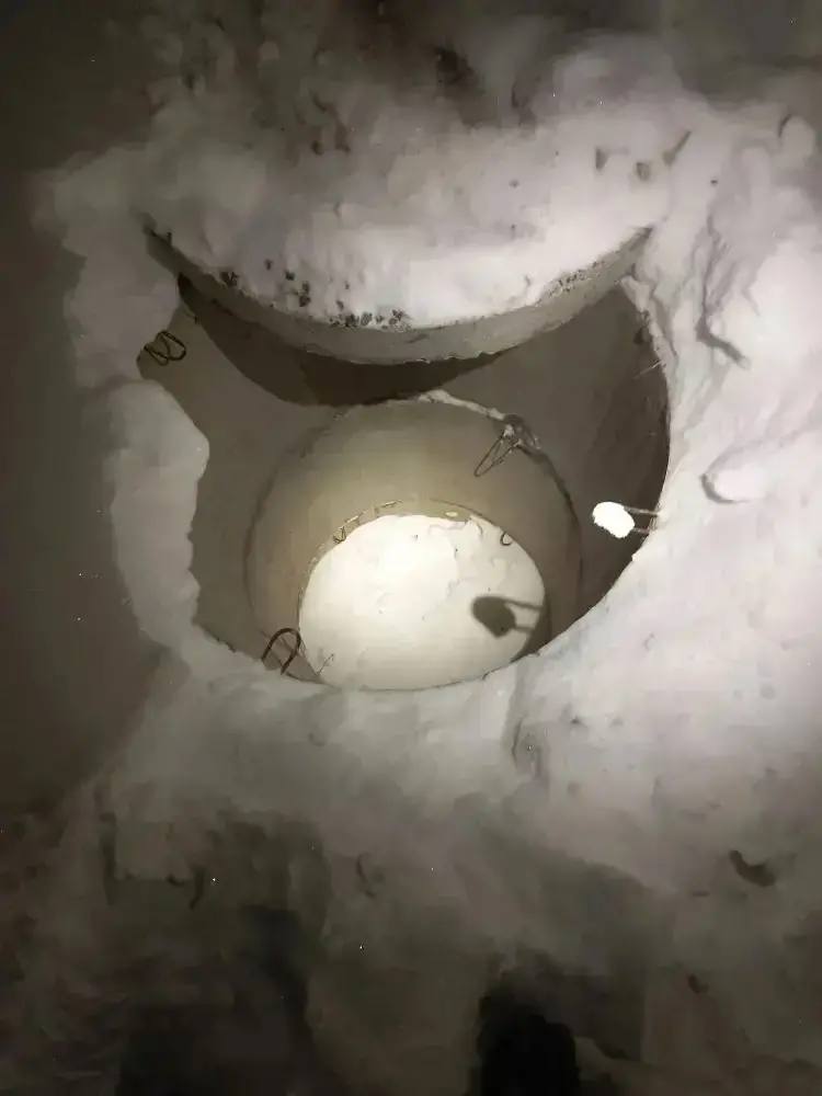 Прокуратура проводит проверку по факту падения ребёнка в канализационный колодец По предварительной информации 29 января 2026 года в вечернее время восьмилетний мальчик упал в открытый колодец в г Сургуте На место прибыла спасательная бригада и скорая медицинская помощь Ребенок извлечен из колодца и доставлен в медицинское учреждение В ходе проверки будут установлены все обстоятельства произошедшего и дана правовая оценка действиям уполномоченных органов и организаций по вопросу надлежащего содержания объектов жилищно коммунального хозяйства По результатам надзорных мероприятий будет принят исчерпывающий комплекс мер реагирования Также правоохранительными органами по данному факту организована проверка  Ход и результаты которой поставлены надзорным ведомством на контроль