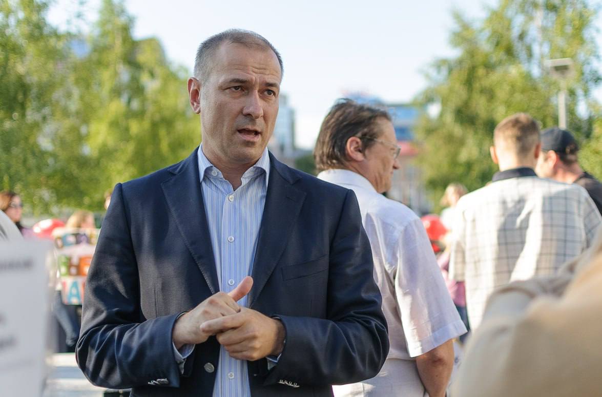 Экс депутата заксобрания обвиняют в призывах к терроризму Бывшего депутата общественника Константина Окунева задержали Источник Ъ Прикамье рассказал что ему инкриминируется ч 2 ст 205 2 УК РФ публичные призывы к осуществлению террористической деятельности публичное оправдание терроризма или пропаганда терроризма совершенные с помощью интернета Ранее Окунев неоднократно получал штрафы за критику власти и СВО       Подписаться на Properm ru