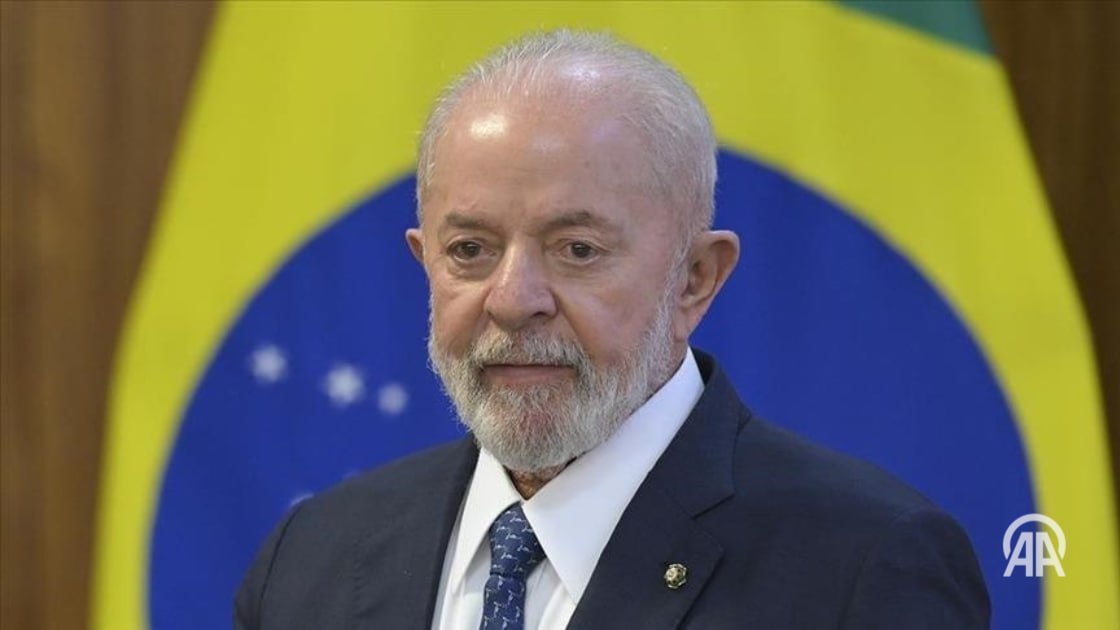 Президент Бразилии Луиз Инасиу Лула да Силва заявил что намерен вновь баллотироваться на пост президента в 2026 году и стремится быть избранным в четвертый раз Лула сообщил об этом в ходе официального визита в Индонезию комментируя предстоящие выборы в Бразилии Мне исполняется 80 лет но можете быть уверены что у меня есть энергия как в 30 лет Я буду баллотироваться на четвертый срок в Бразилии сказал президент После встречи с президентом Индонезии Прабово Субианто Лула отправится в Малайзию для участия в саммите Ассоциации государств Юго Восточной Азии АСЕАН Конституция Бразилии разрешает президентам занимать должность только два срока подряд Лула вернулся к власти в 2023 году после 13 лет отсутствия у власти и сохранил право снова баллотироваться 24 7 в сутки с Агентством Анадолу