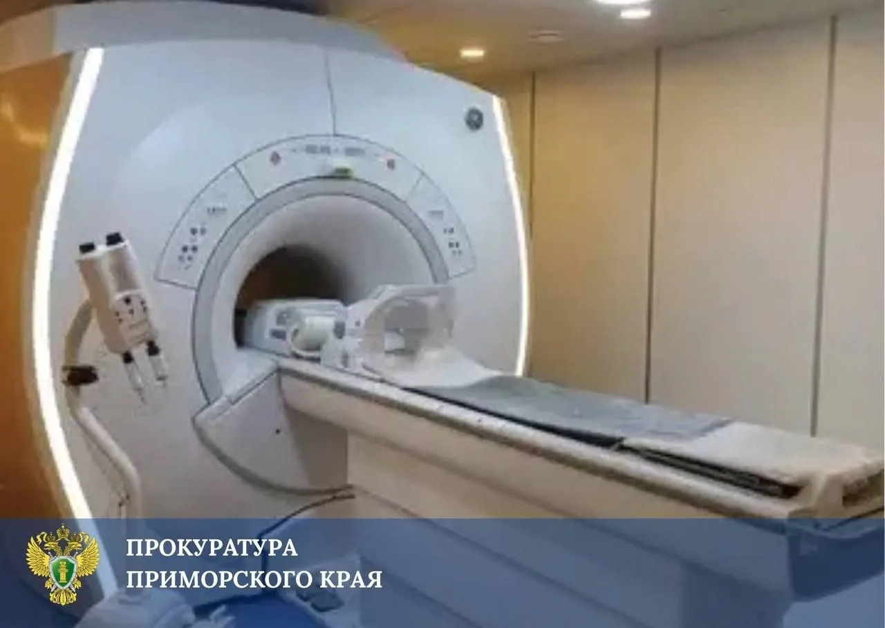 В Артёме перед судом предстанет медработник частной клиники по вине которого наступила смерть 87 летнего пациента Прокуратура города Артёма утвердила обвинительное заключение по уголовному делу в отношении медработника частной организации осуществляющей диагностическую деятельность Она обвиняется по ч 2 ст 109 УК РФ причинение смерти по неосторожности вследствие ненадлежащего исполнения лицом своих профессиональных обязанностей По версии следствия в июле 2025 года обвиняемая проводила магнитно резонансное исследование 87 летнему мужчине с кардиостимулятором Несмотря на наличие явных рисков медработник не приняла необходимых мер безопасности не провела надлежащий опрос пациента не проверила документы на имплантированное устройство и не отказала в проведении исследования В результате воздействия магнитного поля работа кардиостимулятора нарушена что привело к острой сердечно сосудистой недостаточности и смерти пациента Уголовное дело направлено в Артёмовский городской суд для рассмотрения по существу