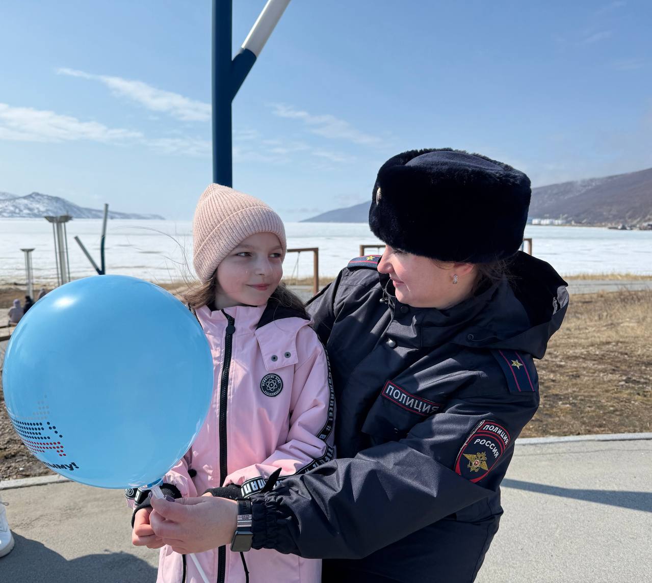 Колыма, с Первомаем! В Магадане полицейские городского отдела внутренних дел, сотрудники Росгвардии и представители добровольной народной дружины обеспечили правопорядок в ходе празднования Первомая. В мероприятиях приняли участие члены Общественного совета при УМВД России по Магаданской области. К примеру, Сергей Тимошков оказывал юридическую помощь гражданам на площади возле региональной библиотеки имени А.С. Пушкина, где проходил митинг- концерт. Желаем всем прекрасного настроения! С праздником, дорогие колымчане!
