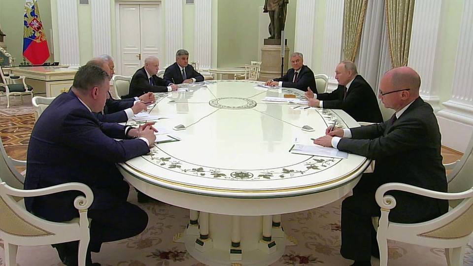 В четверг лидеры фракций Государственной Думы встретятся с президентом России отметил Васильев