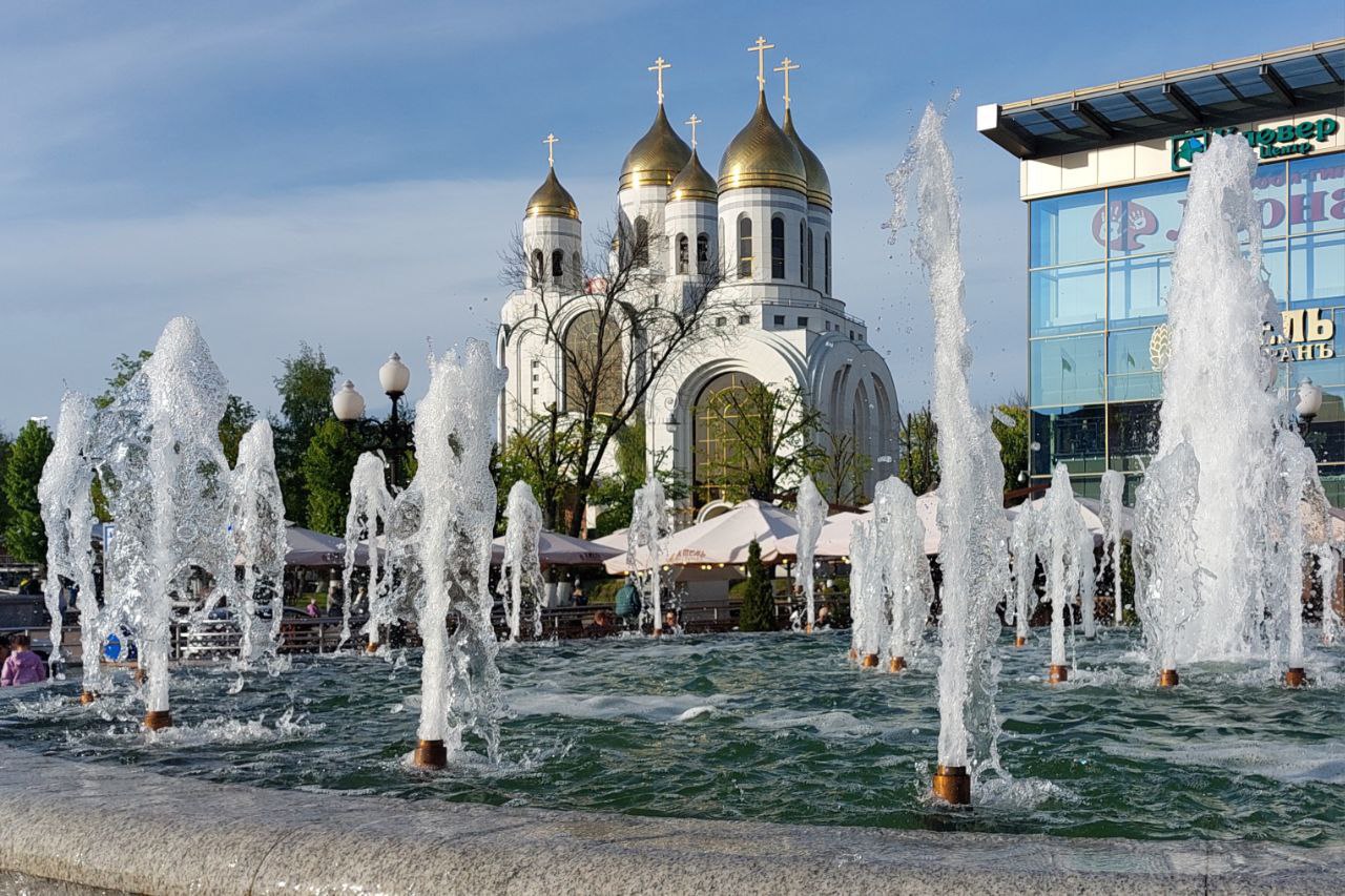 На Первомай в Калининграде запустили фонтаны. Перед началом сезона специалисты провели большую работу по подготовке: проверяли, тестировали, меняли насосное оборудование. С 1 мая фонтаны работают на площади Победы, возле Музея изобразительных искусств, в сквере у монумента «Мать-Россия», рядом с памятником Шиллеру, перед стадионом «Балтика» и другие. Всего в городе 21 объект, три из которых плавающие. В администрации Калининграда напоминают, что в фонтанах запрещено купаться. Чтобы предостеречь людей, власти решили запустить аудиоинформаторы.