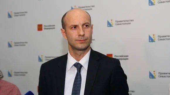 Задержан вице-губернатор Белгородской области Рустэм Зайнуллин – СМИ В деловых кругах Белгородской области активно обсуждается информация о задержании вице-губернатора региона, министра имущественных и земельных отношений Рустэма Зайнуллина. Источники телеграм-канала «МАЛИКОВЪ», близкие к правоохранительным органам, утверждают, что задержание якобы связано с расследованием уголовных дел, касающихся возможных злоупотреблений при строительстве фортификационных сооружений на границе региона. По предварительным данным, речь может идти о значительных финансовых нарушениях — в частности, о завышении стоимости и хищениях при производстве железобетонных изделий, предназначенных для укрепления государственной границы. Неофициальные оценки суммы ущерба превышают 500 млн рублей. В экспертном сообществе отмечают, что господин Зайнуллин занимает ключевую позицию в вопросах управления земельными и имущественными активами региона. Он считается одним из ближайших соратников губернатора Вячеслава Гладкова. Карьерный путь Зайнуллина ранее был связан с работой в правительстве Севастополя при Дмитрии Овсянникове, после чего он был приглашён в Белгородскую область. В числе основных деловых контактов Зайнуллина в регионе называют самого губернатора Вячеслава Гладкова, заместителя губернатора Владимира Базарова, министра общественных коммуникаций Оксану Тарантову и министра финансов Наталью Шаролапову. По мнению некоторых экспертов, расследование может затронуть и другие фигуры, связанные с управлением земельными и финансовыми ресурсами области. Ожидается, что в ближайшие недели ситуация может привести к кадровым перестановкам в руководстве региона, а также к новым расследованиям в сфере управления земельными и имущественными активами.