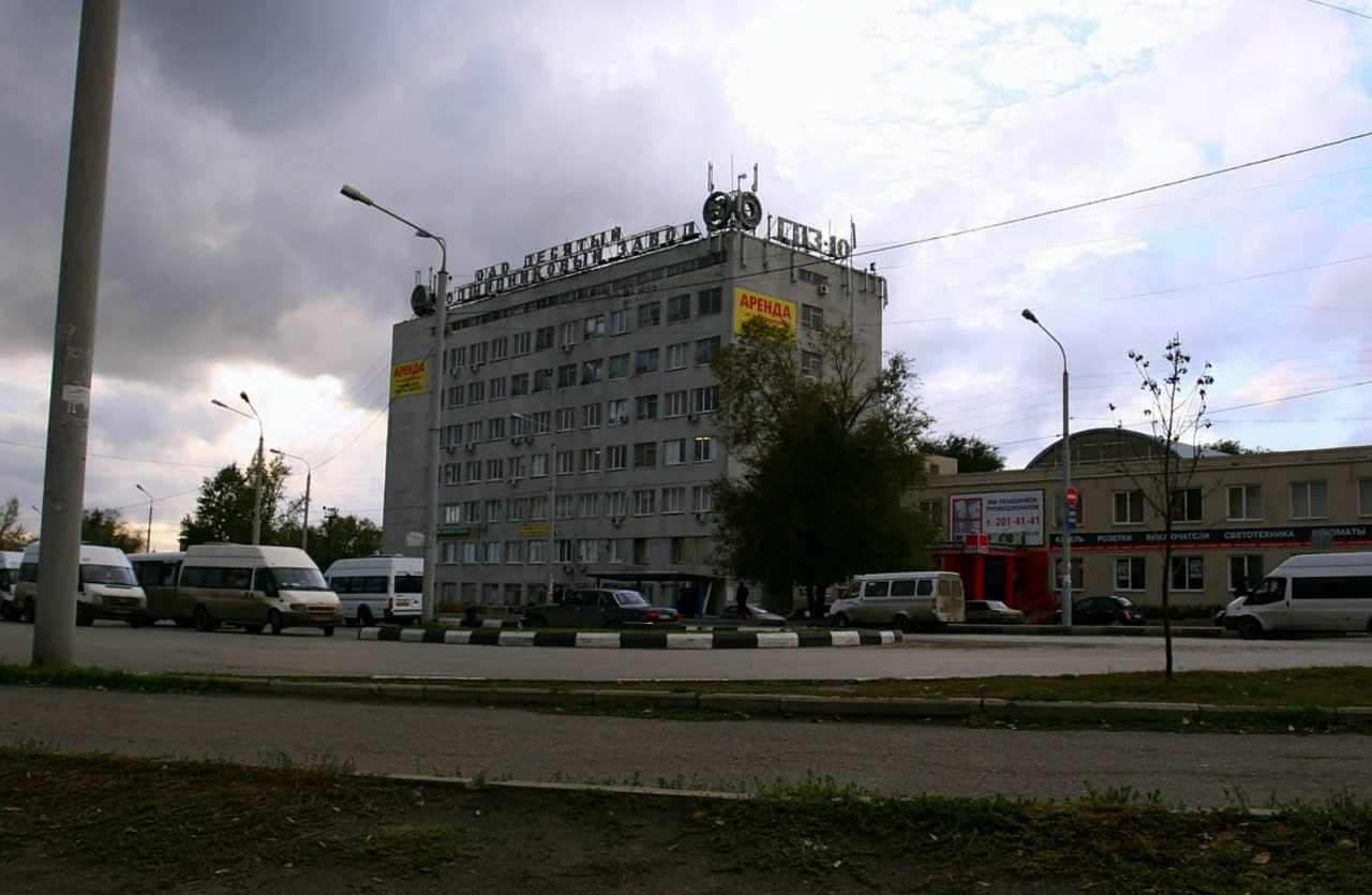 За хищение более миллиарда рублей против руководителей донского завода «10 ГПЗ» возбудили дело У руководителей и владельцев трёх подшипниковых заводов – ростовского «10 ГПЗ», сергиево-посадского «ОК-Лоза» и тверского «ГПЗ-2» прошли обыски. Их подозревают в хищении более миллиарда рублей из средств государственного оборонного заказа. Об этом сообщает пресс-служба УФСБ России по Ростовской области. «Оперативниками установлена причастность к совершению указанного преступления гендиректора и директора по экономике и финансам ООО «10-ГПЗ», а также двоих собственников указанного предприятия. Фигурантом уголовного дела стал бывший заместитель руководителя Росстандарта России. Он совместно со своими родственными связями из числа собственников предприятия, используя своё должностной положение, организовал мошенническую схему по хищению денежных средств государственного оборонного заказа», – сказано в сообщении. В отношении фигурантов возбуждено уголовное дело по статье «Мошенничество». Они заключены под стражу. Им грозит до 10 лет лишения свободы. В ведомстве добавили, что одна из собственников предприятия скрылась от следствия и объявлена в федеральный розыск. Подписаться на "Новости Ростова" Прислать новость