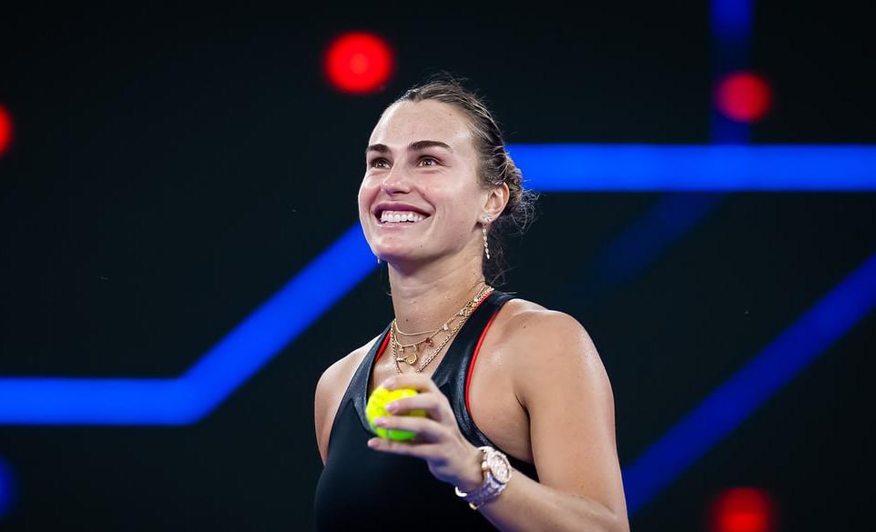 Состоялась жеребьёвка итогового турнира Женской теннисной ассоциации WTA в Эр Рияде Итоговый турнир WTA пройдет в столице Саудовской Аравии с 1 по 8 ноября По результатам жеребьёвки первая ракетка мира Арина Соболенко попала в группу с американками Кори Гауфф 3 й номер мирового рейтинга Джессикой Пегулой 5 и итальянкой Ясмин Паолини 8 Во второй группе сыграют представительницы Польши Ига Свентек 2 Казахстана Елена Рыбакина 6 США Аманда Анисимова 4 и Мэдисон Киз 7 Напомним в прошлом году титул чемпионки итогового турнира завоевала Кори Гауфф которая обыграла в финале китаянку Чжэн Циньвэнь Арина Соболенко тогда остановилась на стадии полуфинала mst gov by