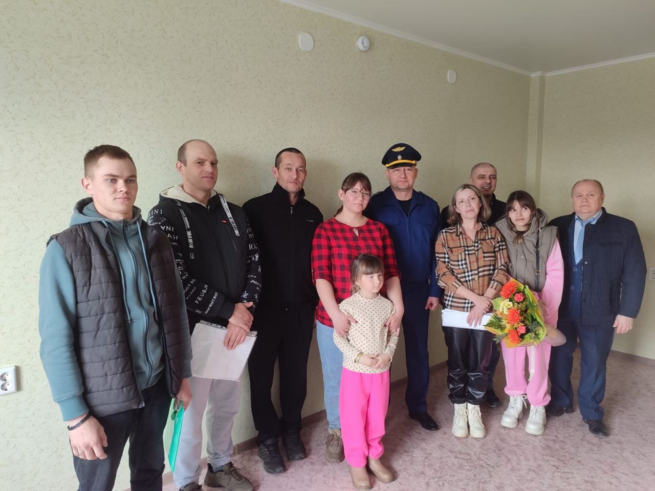 Пять детей-сирот в Бийске получили новые квартиры  Ключи от долгожданного жилья вручили пяти подопечным в рамках программы обеспечения жильем детей-сирот.  Заместитель прокурора края Рамиль Рафиков лично проверил приобретенные КГКУ «Региональное жилищное управление» квартиры на соответствие требованиям. После осмотра состоялось торжественное вручение ключей и подписание договоров найма специализированного жилья.  Рамиль Рафиков подчеркнул, что соблюдение жилищных прав детей-сирот остается на особом контроле прокуратуры региона.
