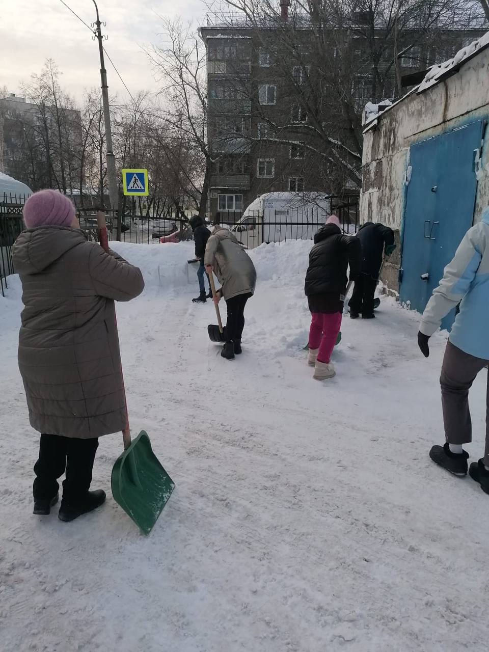 В Уфе чиновники взялись за уборку снега и льда  В Калининском районе прошел субботник, в котором участвовали сотрудники местной администрации, школ и детских садов.   Глава района Газизьян Ахмедьянов подчеркнул, что такие мероприятия укрепляют дух товарищества и взаимопомощи, а также делают город чище и ухоженнее.  «Это мероприятие стало отличной возможностью для жителей объединиться и совместно привести в порядок наш район. Работая над устранением снега и наледи, участники субботника не только помогают сделать город чище и безопаснее, но и укрепляют дух товарищества и взаимопомощи», — написал он     Обратная связь Подписаться - Пруфы