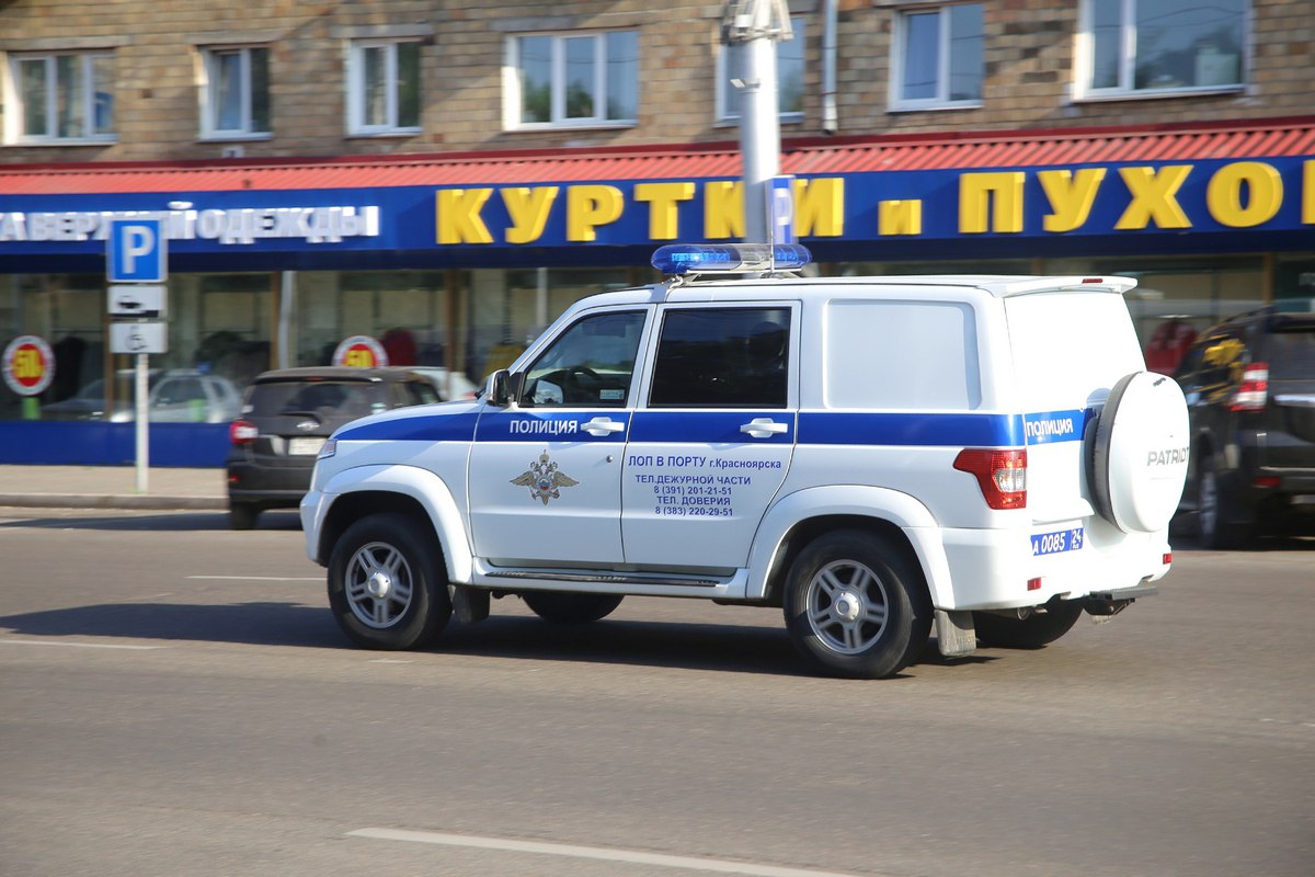 Красноярец помог телефонным мошенникам украсть 5,3 миллиона рублей у пожилых людей. В июне в дежурную часть обратился 84-летний мужчина и рассказал, что неизвестные похитили у них с женой 1 миллион рублей. Убедили, что они – сотрудники правоохранительных органов, а наличные деньги нужно задекларировать. И передать курьеру, который внесет их на «безопасный счет». Пообещали, что через 48 часов все деньги к ним вернутся. Не вернулись. Сотрудники уголовного розыска города и края установили личность курьера. Более того, выяснилось, что он причастен еще к четырем подобным хищениям.