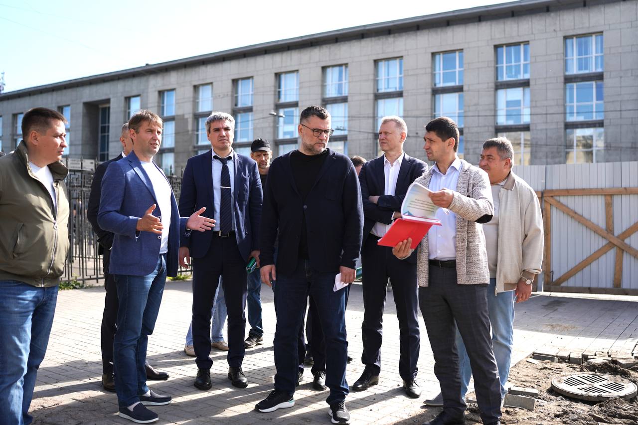 Перед началом рабочего объезда посмотрел уборку внутриквартальных территорий Адмиралтейского района, а также соблюдение графика уборки подъездов. Есть некоторые замечания, дал поручение привести в порядок в ближайшее время. Что касается хода работ по благоустройству. Вместе с временно исполняющим обязанности главы Дмитрием Вакушиным проинспектировали два объекта, которые в этом году будут обновлены: на Английском проспекте и территорию у Балтийского вокзала. Что ждёт жителей и гостей района в обновленном сквере на Английском проспекте: Уютная зона отдыха рядом с фонтаном; Безопасная детская площадка с современным покрытием и оборудованием; Установка скамеек и урн; Озеленение территории новыми деревьями и кустарниками. Проект разработан с учётом потребностей всех горожан, включая удобства для маломобильных групп населения. Территория за Балтийским вокзалом преобразится к осени этого года. Здесь высадят 40 деревьев, установят малые архитектурные формы, сделают освещение. Объект важный, видовой, поэтому стоит на особом контроле.