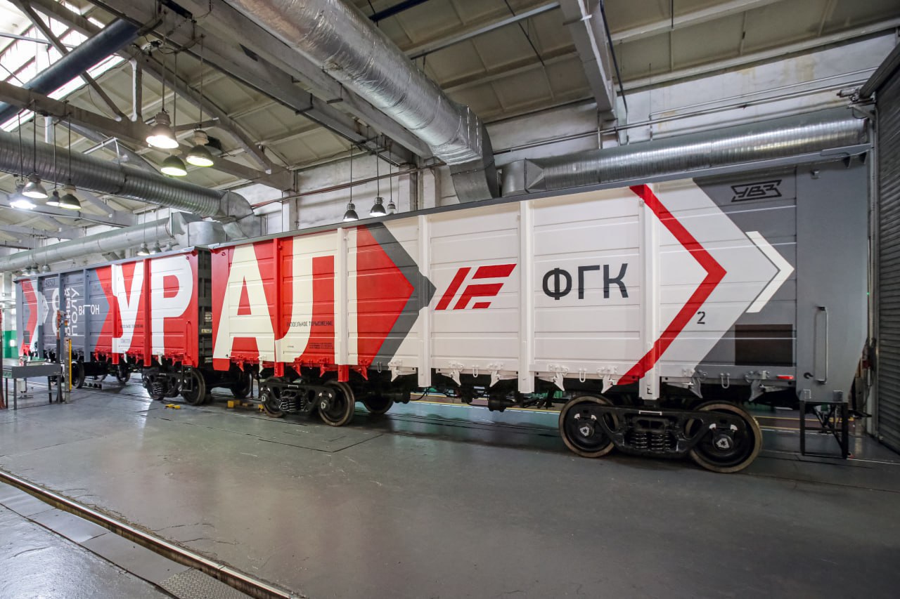 Полувагон «Урал» получил сертификат соответствия  Восьмиосный полувагон 12-5991 «Урал», разработанный по заказу АО «ФГК», получил сертификат соответствия требованиям Технического регламента Таможенного союза. Об этом сообщила пресс-служба ФГК.   Новый полувагон габарита 1-Т имеет объем кузова в 176 м3 и грузоподъемность в 151 тонну.   В ближайшее время ФГК также ожидает получение сертификата соответствия на восьмиосный полувагон модели 12-5992 «БАМ».   «За счет улучшенных технических характеристик и увеличенной грузоподъемности полувагонов «Урал» в габарите 1-Т стандартный поезд  988 метров  может провезти до 22% больше груза по сравнению с поездом, состоящим из типовых полувагонов. <…> В перспективе мы планируем приобрести установочную партию из 40 полувагонов «Урал» для осуществления опытно-промышленной эксплуатации поезда из восьмиосных полувагонов», – сообщил первый заместитель генерального директора ФГК Сергей Ефремов.   Реализация НИОКР по разработке и постановке на производство полувагонов нового поколения началась в августе 2023 года. Разработчиком выступило Уральское конструкторское бюро вагоностроения, опытные образцы изготовлены АО «НПК «Уралвагонзавод» и презентованы в марте 2024 года. В начале января они прошли приемочную комиссию.   Фото: Телеграмма РЖД
