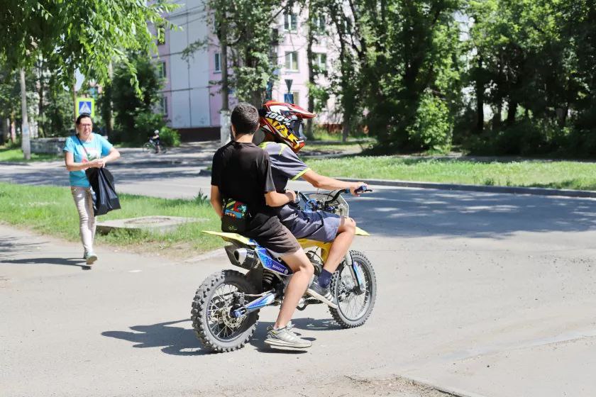 Губернатор Махонин дал поручение подчиненным из-за роста травматизма подростков на питбайках  Губернатор Пермского края Дмитрий Махонин назвал питбайки опасными поручил подчиненным разработать план для снижения числа дорожно-транспортных происшествий с участием детей и подростков. Вопрос обсуждался на заседании краевого правительства, которое прошло в четверг, 3 июня, трансляция велась в соцсети «ВКонтакте». На заседании замминистра территориальной безопасности края Александр Иванов отчитался о происшествиях на дорогах региона в 2024 году. Докладчик акцентировал внимание на том, что «возросшая популярность питбайков спровоцировала рост числа ДТП с участием подростков.  «Если в 2022 году за год произошло 9 ДТП, то в 2024 году — 15. В них пострадало 19 подростков и погиб один ребенок», — сказал Иванов. Комментируя эти цифры, Махонин назвал «безумием» действия родителей, которые позволяют своим детям управлять «опасной» техникой.  «Относительно питбайков, о которых вы сказали и увеличения аварийности [на дорогах]. Действительно, мне кажется, уже каждый видит, что популярность их растет и, к сожалению, используют их даже не подростки, а дети дошкольного возраста. Ну, то есть, это просто какое-то безумие с точки зрения, того, что родители позволяют без присмотра пользоваться транспортом, которые мощные и, на самом деле, опасные», — подчеркнул Махонин. Он добавил, что, как правило, питбайки можно встретить в городских лесах: в микрорайоне Пролетарский и Черняевском лесопарке. «Прошу подготовить план и провести какое-то профилактическое мероприятие [для снижения аварийности с участием водителей питбайков]. Локации определить не сложно, их все знают», — заключил глава Прикамья.  Источник    ЧП Пермь    Прислать новость