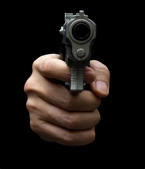 В Тунке пьяный мужчина открыл стрельбу из-за спора о парковке Во дворе одного из домов в Тунке пьяный местный житель устроил скандал из-за того, что сосед, по его мнению, неправильно припарковал машину. Мужчина кричал, ругался и несколько раз выстрелил в воздух из зарегистрированного гладкоствольного ружья. Жильцы вызвали полицию. Стрелявший ранее уже был судим за преступления против жизни и здоровья. Оружие изъяли. По факту возбуждено уголовное дело по ч. 2 ст. 213 УК РФ «Хулиганство с применением оружия». Следователи выясняют все обстоятельства.