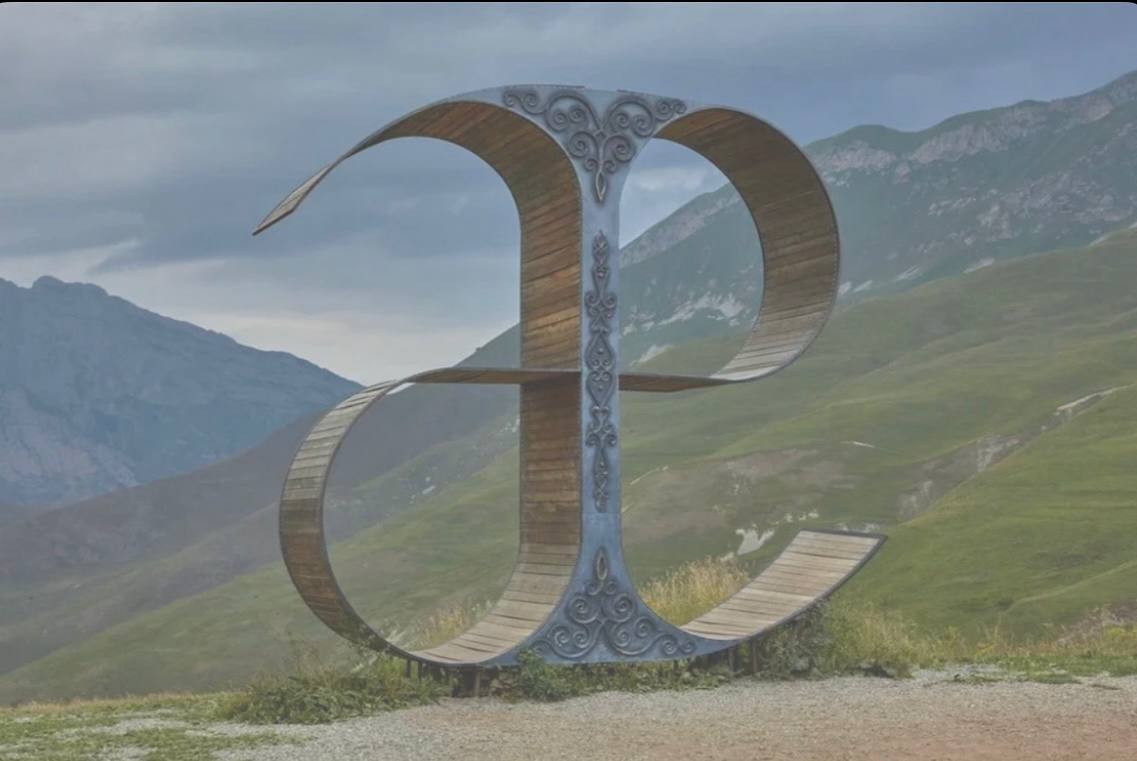 Во Владикавказе открылся клуб разговорного осетинского языка Это отличная площадка для тех кто владеет родной речью и хочет улучшить свои навыки Встречи проходят на базе Национальной научной библиотеки В формате живого общения участники обсуждают различные темы знакомятся друг с другом делятся интересной информацией и всё это на осетинском языке Этот проект ещё одна возможность популяризации осетинского языка Отмечу что в клуб может вступить любой желающий Всю необходимую информацию можно узнать по телефону 7 963 178 77 75 Подписывайтесь на мой канал в МАХ