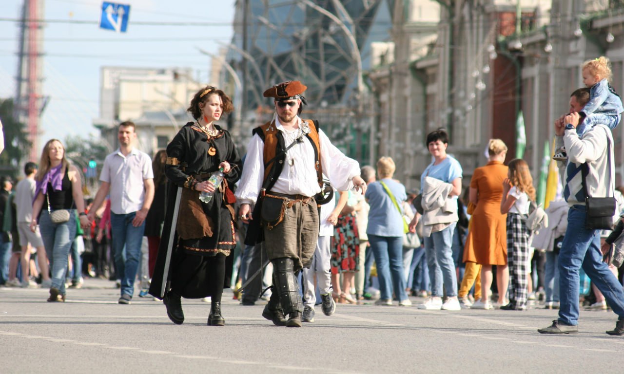 Какие улицы перекроют для празднования Дня города в Новосибирске Парад спецтехники пройдёт по Красному проспекту в честь 132-летия Новосибирска. Публика увидит мюзикл в живых декорациях мегаполиса. Улица Ленина на двое суток станет пешеходной. Транспорт не будут пускать на участок между площадью Ленина и улицей Советской с 6:00 субботы, 28 июня, до 6:00 понедельника, 30 июня. 29 июня с 6:00 до 20:00 для водителей не будет доступен технический проезд со стороны улицы Кирова между сквером «Весна» и площадью Пименова. 29 июня с 8:00 до 23:00 закроют проезд между площадью Инженера Будагова и парковкой у здания на Обской, 2. В это же время перегородят дорогу от дома №4 на Добролюбова до Михайловской набережной. Какие ещё дороги перекроют для празднования Дня города в ближайшие выходные, читайте на сайте «Новосибирские новости».