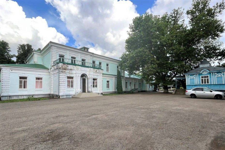 Усадьбу купца Николенко в Новокубанском районе признали объектом культурного наследия. Это позволит обеспечить сохранность усадьбы. Усадьба XIX – начала XX веков включает жилой дом, конюшню и водонапорную башню – все в стиле эклектики с применением элементов классицизма. Хозяин имения, Прокофий Фомич Николенко, был представителем знатной купеческой династии, известной на Кубани. После революции усадьбу национализировали, а в 1920 году на ее базе создали совхоз «Восход». С 1958 года в купеческом доме разместился музей конного завода, который работает до сих пор. Кубанские Новости