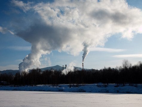 В Ярославской области до конца года построят шесть газовых котельных     В Ярославской области для подачи отопления в социальные учреждения до конца года возведут шесть новых котельных, работающих на газе. Сведения со ссылкой на губернатора предоставило правительство. «Поэтапно переводим на газ котельные региона. До конца года запустим еще шесть объектов. Новые котельные появятся в Любимском и Тутаевском районах и будут поставлять тепло в учреждения соцсферы», - сообщил Евраев. В Еремейцево газовая котельная готова к работе. Завершено строительство в поселке Поречье-Рыбное. Объекты в Варегово и Ноготино после проверки введены в эксплуатацию. Сейчас идет работа над созданием документации на котельную, которая появится в селе Смоленское. Всего в регионе работают 588 котельных. Газовое топливо используется на 365. Проблем с поставками нет благодаря проведению 10 газопроводов.  #бюджет #зима #отопление #котельная