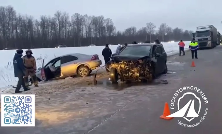 В массовом ДТП в Ашинском районе погиб 1 и пострадали 4 человека  По предварительным данным, 64-летний водитель Nissan Qashqai выехал на встречку, где столкнулся с Toyota Corolla, а затем с попутно двигавшимся Ford Mondeo, после чего отлетел во встречный Nissan Note.  В результате ДТП водитель Toyota скончался на месте происшествия, его пассажиры –  мужчина и женщина – госпитализированы, также в больницу увезли водителя Nissan Qashqai и его пассажирку  На месте аварии организовано реверсивное движение.  На месте работает следственно-оперативная группа, все обстоятельства и детальная картина ДТП устанавливаются. Уже известно, что в момент аварии все участники были пристегнуты.    / Прислать новость