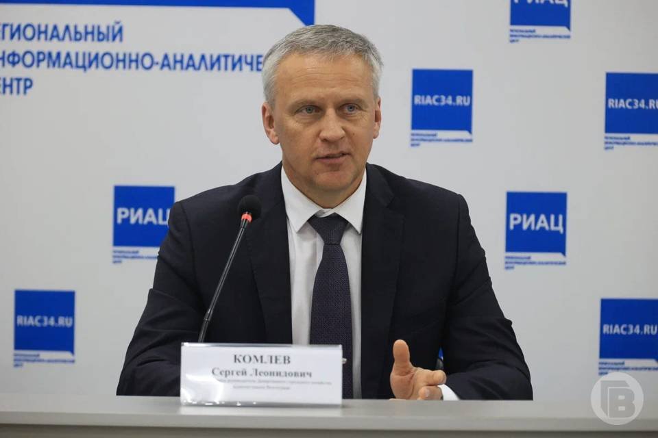 Замглавы департамента ЖКХ Волгограда Сергей Комлев уволился с должности Он сложил полномочия по собственному желанию В администрации Волгограда произошли кадровые изменения Свой пост покинул заместитель руководителя департамента городского хозяйства курирующий транспортные вопросы Сергей Комлев Об этом сообщают журналисты Городских вестей со ссылкой на администрацию областной столицы Известно Сергей Леонидович Комлев покинул занимаемую должность написав заявление об увольнении