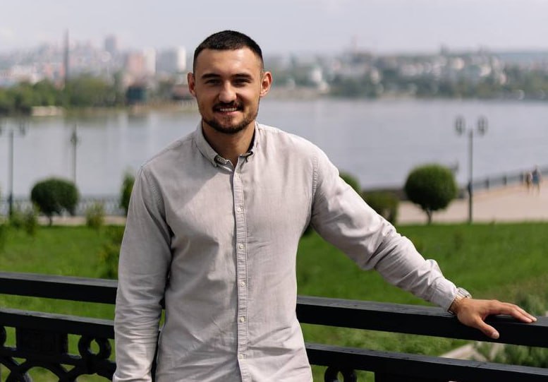 Глава иркутского реготделения партии Новые люди Дмитрий Ли проанализировав цены на проживание в гостиницах в популярных туристических районах заявил что дороже всего обходится проживание в туробъектах на озере Байкал Я зашел на сайты разных отелей чтобы сравнить стоимость проживания в стандартном номере на двоих в разных туристических локациях России Листвянка от 4000 Баргузинский залив от 5000 Хужир от 4000 Геленджик от 2000 Ялта от 2000 Анапа от 1500 Красная Поляна от 1500 По мнению Ли Иркутская область упускает возможности имея аналогичный потенциал с соседней Бурятией в развитии туристической отрасли Сейчас точки отдыха в области курирует Агентство по туризму У него мало полномочий нет реальных рычагов влияния и денег на развитие Хотя туризм один из самых эффективных способов привлечения дополнительных средств в бюджет нашего региона особенно в условиях его нынешнего дефицита написал в своем Telegram канале Дмитрий Ли Политик отмечает что Бурятия благодаря созданию особой экономической зоны Байкальская гавань смогла привлечь инвесторов которые уже ведут строительство современной гостиничной инфраструктуры и различных арт объектов Ранее Иркутск политический также отмечал что на юге Иркутской области в прибайкальской территории так и не удалось создать кластер для полноценного отдыха Интересные проекты отсутствуют от слова совсем все движется по пути хаотичной застройки гостевыми домами которые предлагают однотипные услуги размещения шашлычных зон и бань Туризм в иркутской части Байкала это либо дорого сердито и не насыщенно либо супердорого насыщенно но недоступно большинству местных и туристов из за цен уровня VIP   Иркутск политический в МАХ   Подпишитесь на Иркутск политический